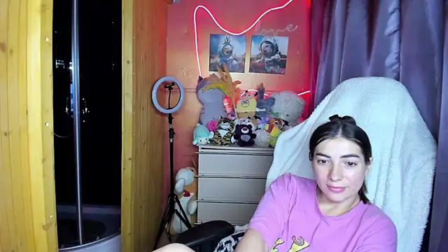 Fiery Brunette  online show from 04/10/26, 06:31