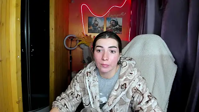 Fiery Brunette  online show from 11/30/25, 10:05