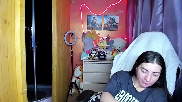 Fiery Brunette  online show from 03/28/26, 08:15