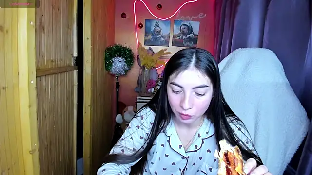 Fiery Brunette  online show from 12/18/25, 06:51