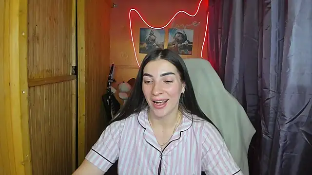 Snapshot of Fiery_Brunette_ chatting on 02/18/25, 09:43 Fiery Brunette  online show from 02/18/25, 09:43