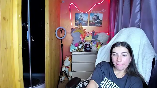 Fiery Brunette  online show from 04/12/26, 09:56