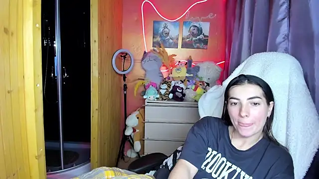 Fiery Brunette  online show from 04/18/26, 01:24