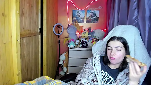 Fiery Brunette  online show from 04/17/26, 06:49