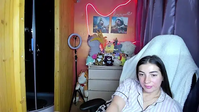 Fiery Brunette  online show from 03/23/26, 05:46