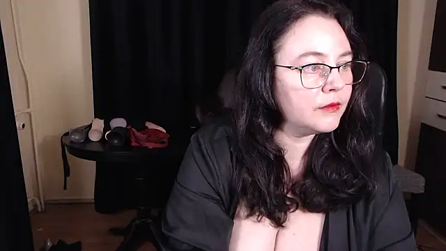 poshmistress online show from 10/31/25, 10:27