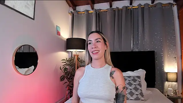 Snapshot of Lauren-Rosse chatting on 01/19/25, 08:51 Lauren-Rosse online show from 01/19/25, 08:51