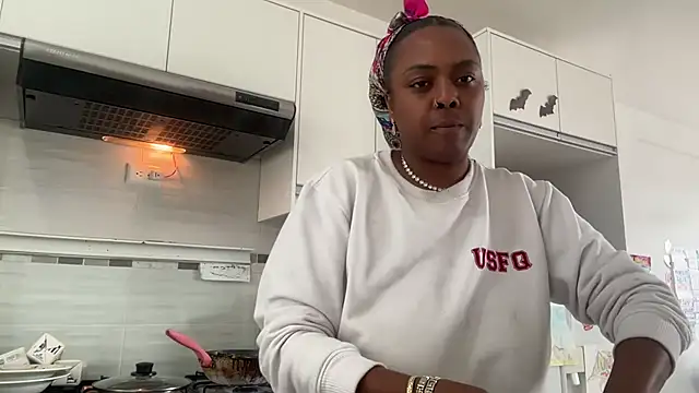 Snapshot of ChocolateCakeQueen chatting on 10/14/25, 05:57 ChocolateCakeQueen online show from 10/14/25, 05:57