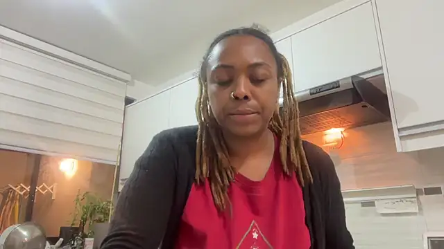 Snapshot of ChocolateCakeQueen chatting on 10/05/25, 02:13 ChocolateCakeQueen online show from 10/05/25, 02:13