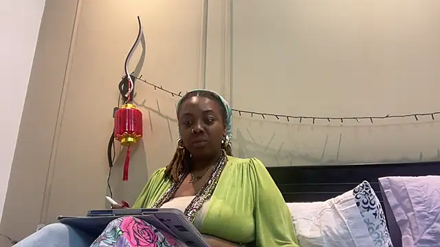Snapshot of ChocolateCakeQueen chatting on 03/19/25, 12:48 ChocolateCakeQueen online show from 03/19/25, 12:48