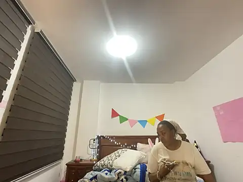 Snapshot of ChocolateCakeQueen chatting on 10/18/25, 12:01 ChocolateCakeQueen online show from 10/18/25, 12:01