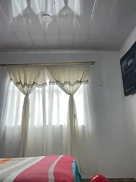 Snapshot of hannahb-e chatting on 02/15/25, 02:22 hannahb-e online show from 02/15/25, 02:22