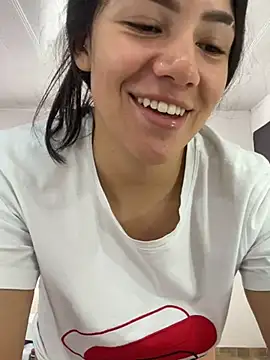 Snapshot of hannahb-e chatting on 02/15/25, 05:28 hannahb-e online show from 02/15/25, 05:28