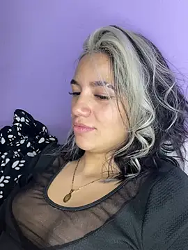 Snapshot of hannahb-e chatting on 03/08/25, 12:00 hannahb-e online show from 03/08/25, 12:00