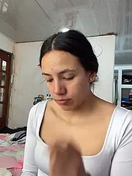 Snapshot of hannahb-e chatting on 07/05/26, 05:42 hannahb-e online show from 07/05/26, 05:42