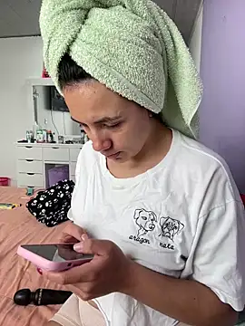 Snapshot of hannahb-e chatting on 10/16/25, 05:54 hannahb-e online show from 10/16/25, 05:54