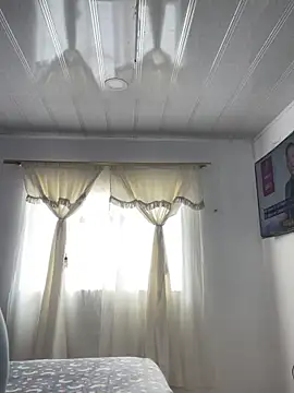 Snapshot of hannahb-e chatting on 10/01/25, 02:43 hannahb-e online show from 10/01/25, 02:43