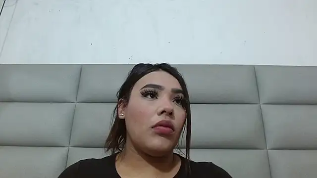 Snapshot of emily_brontee_ chatting on 10/18/25, 01:13 emily brontee online show from 10/18/25, 01:13