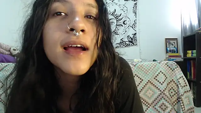 Snapshot of AlinaWoolf_ chatting on 12/06/24, 04:33 AlinaWoolf  online show from 12/06/24, 04:33