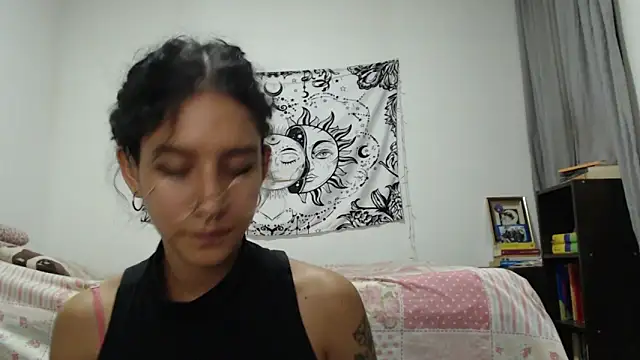 Snapshot of AlinaWoolf_ chatting on 01/13/25, 02:39 AlinaWoolf  online show from 01/13/25, 02:39