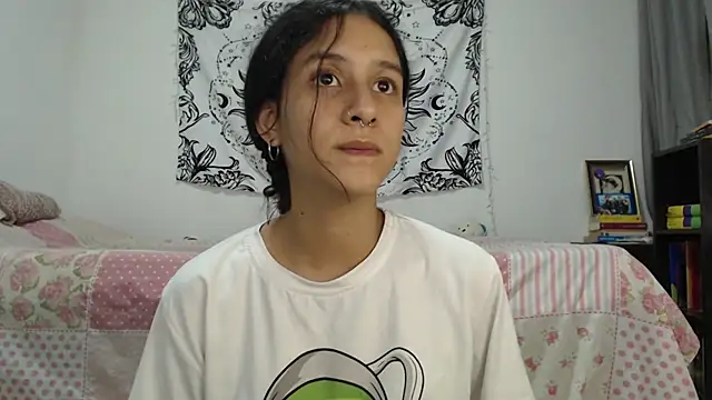 Snapshot of AlinaWoolf_ chatting on 01/03/25, 11:44 AlinaWoolf  online show from 01/03/25, 11:44