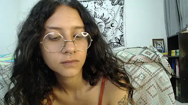 Snapshot of AlinaWoolf_ chatting on 03/08/25, 07:49 AlinaWoolf  online show from 03/08/25, 07:49