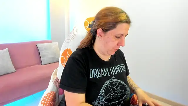 katie joness  online show from 09/30/25, 01:06