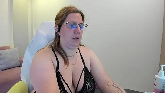 katie joness  online show from 09/12/25, 12:49