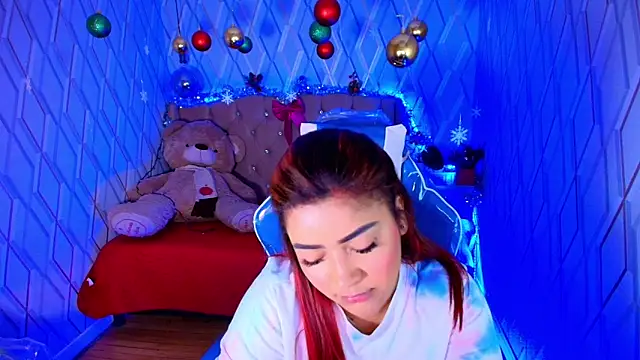 Snapshot of NicolleTaylor chatting on 12/19/25, 03:32 NicolleTaylor online show from 12/19/25, 03:32