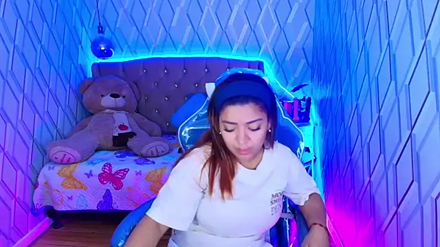 Snapshot of NicolleTaylor chatting on 10/23/25, 04:22 NicolleTaylor online show from 10/23/25, 04:22