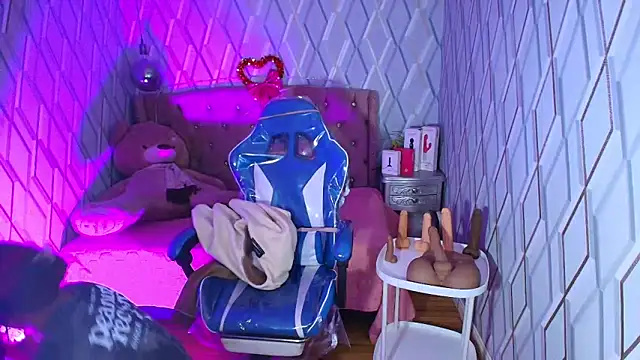 Snapshot of NicolleTaylor chatting on 02/08/26, 04:10 NicolleTaylor online show from 02/08/26, 04:10