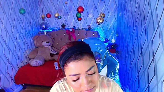 Snapshot of NicolleTaylor chatting on 12/14/25, 03:57 NicolleTaylor online show from 12/14/25, 03:57