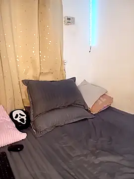 Snapshot of Isabella_Du chatting on 10/21/25, 01:21 Isabella Du online show from 10/21/25, 01:21