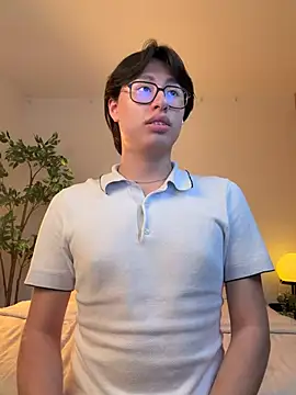 Snapshot of SrLuis18 chatting on 05/17/26, 04:34 SrLuis18 online show from 05/17/26, 04:34