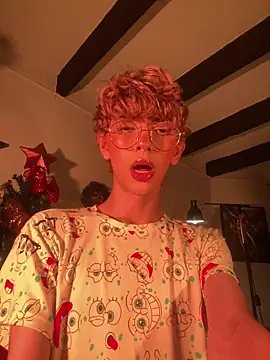 Snapshot of lyamthommpson chatting on 12/14/25, 02:07 lyamthommpson online show from 12/14/25, 02:07