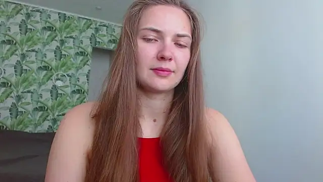 Snapshot of Olivia_shine chatting on 06/17/26, 04:23 Olivia shine online show from 06/17/26, 04:23