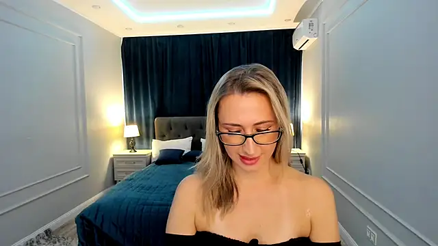 Snapshot of PassionGlow chatting on 09/13/25, 04:01 PassionGlow online show from 09/13/25, 04:01