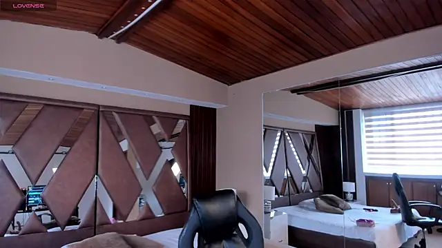 victoria mooree online show from 12/20/25, 06:11