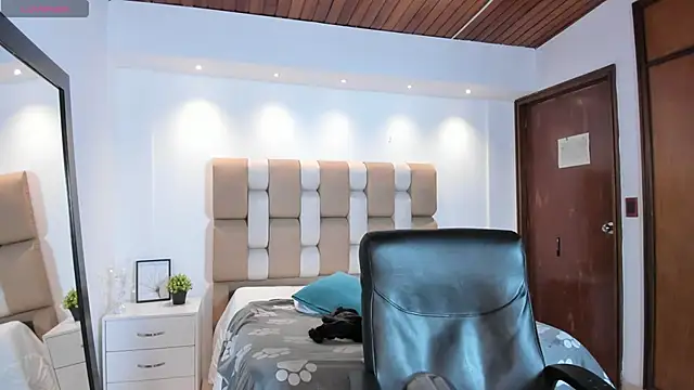 victoria mooree online show from 02/13/26, 03:45