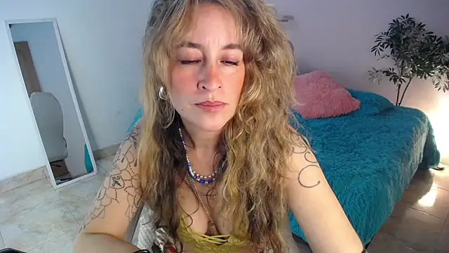 Paula Paz online show from 10/09/25, 03:01