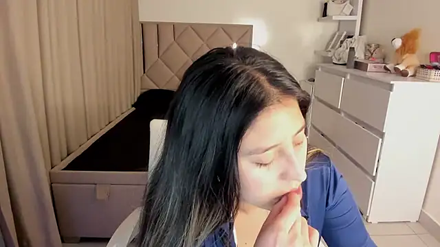 kiaraowen online show from 10/31/25, 02:19