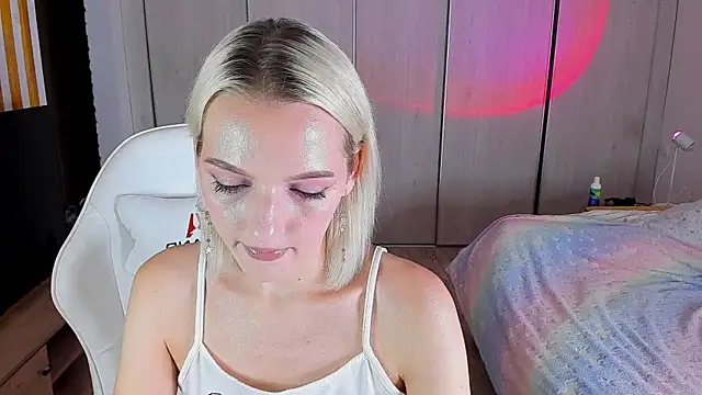 Snapshot of ice_pixie chatting on 12/20/24, 03:42 ice pixie online show from 12/20/24, 03:42