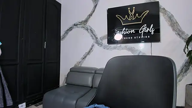 AnaRuiz online show from 11/24/25, 01:00