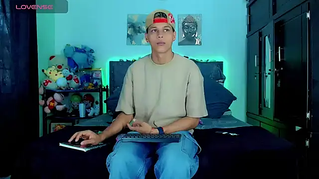 Liamscott  online show from 10/25/25, 07:47