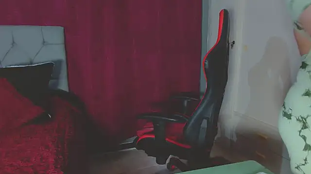 Noamartin  online show from 10/28/25, 11:03