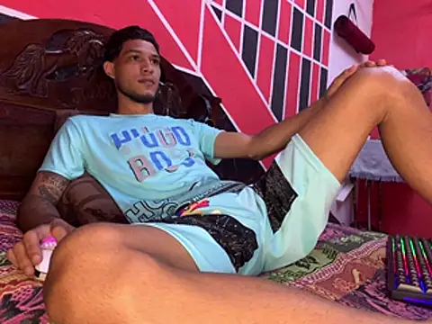 Snapshot of tanned_boy chatting on 05/17/26, 01:55 tanned boy online show from 05/17/26, 01:55