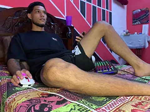 Snapshot of tanned_boy chatting on 05/06/26, 05:39 tanned boy online show from 05/06/26, 05:39