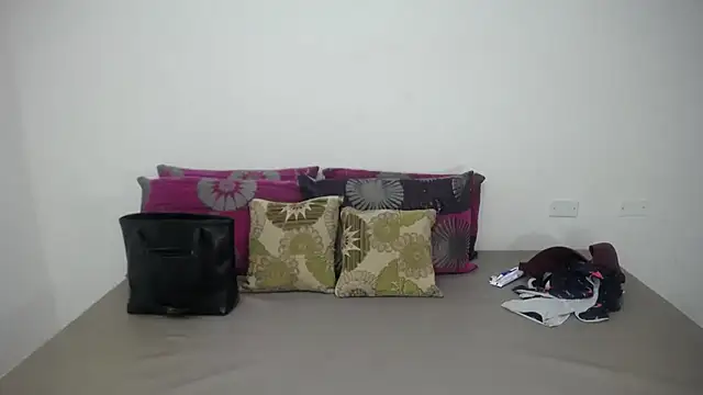 Snapshot of CrushOnMe_ chatting on 06/18/26, 12:43 CrushOnMe online show from 06/18/26, 12:43