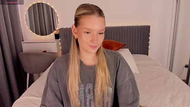 Snapshot of CassieRayss chatting on 05/19/26, 12:01 CassieRayss online show from 05/19/26, 12:01