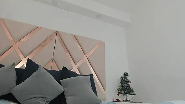 emma castilloo online show from 12/15/25, 11:10